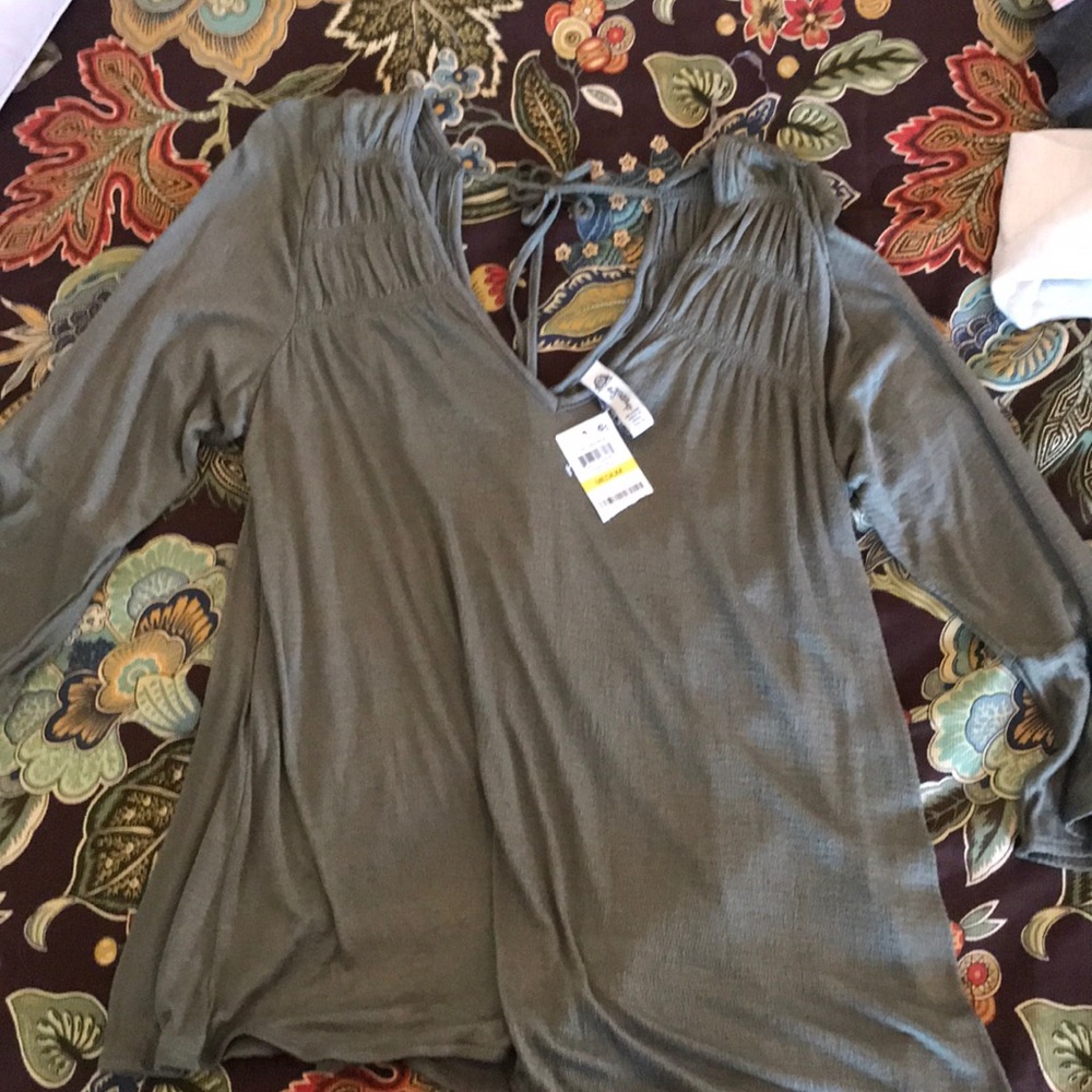 Army green three quarter sleeve shirt